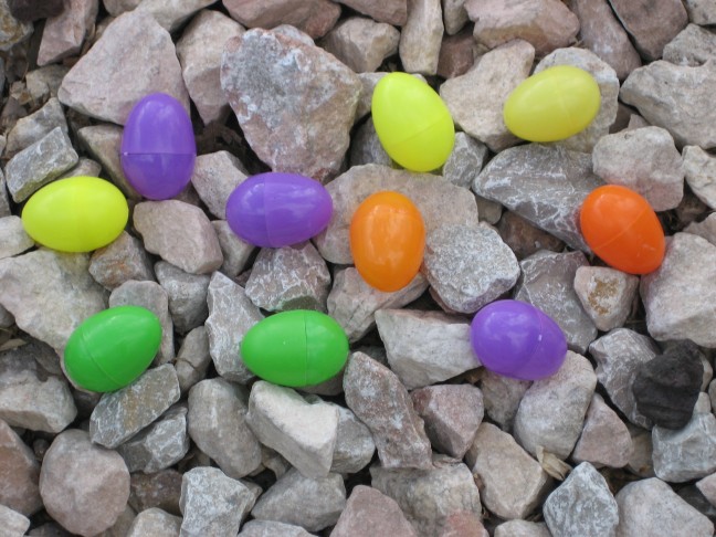 Example of colored eggs to be found in this assignment.